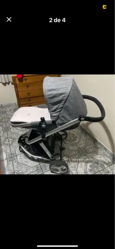 Carinho de bebê muito novo de três rodas