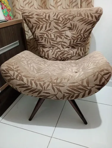 Poltrona elegante em bom estado.