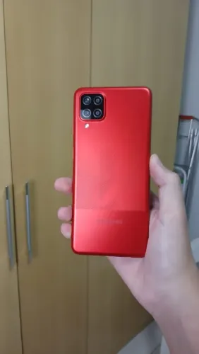 Galaxy A12 acompanha carregador e capinha