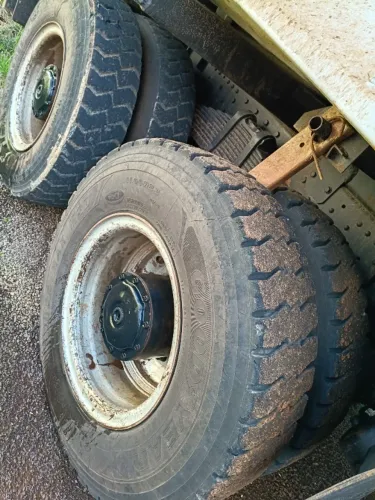 Pneu 1100 R22 montado com roda