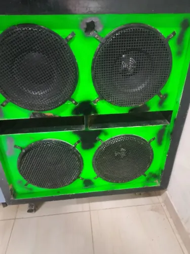 Vendo essa caixa de som de grave com 4 alto falante de 15 de 600 rms