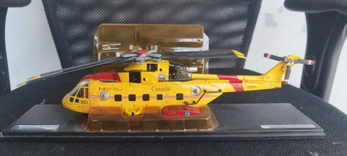 Miniatura Helicóptero AgustaWestland CH-149 Cormorant 1:72 New-Ray Sky Pilot com Vitrine.
