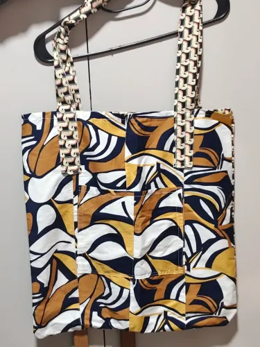 Bolsa artesanal colorida.