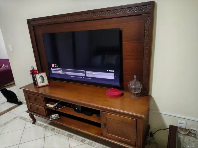 Painel e hack de madeira. Belíssima 