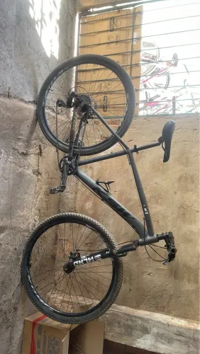? BIKE ARO 29 - R$ 800  Vendo bicicleta aro 29, cor preta/cinza, 
