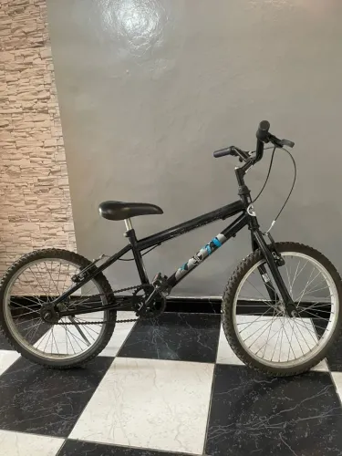 Bicicleta infantil do Batman; Aro 20; Pouco usada mas em ótimo estado e bem conservada!
