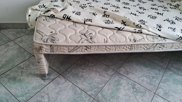 Cama de solteiro com colchão integrado 