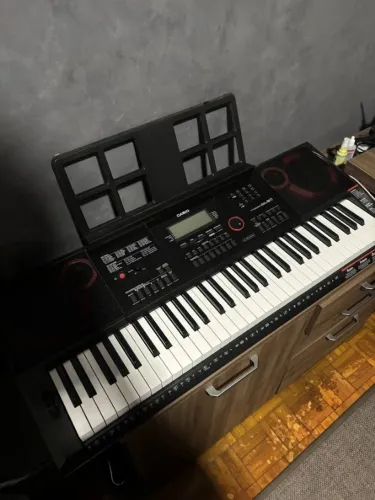 Casio CT-X3000 seminovo completo