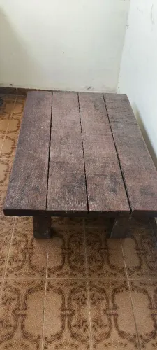 Mesa de centro em madeira bruta