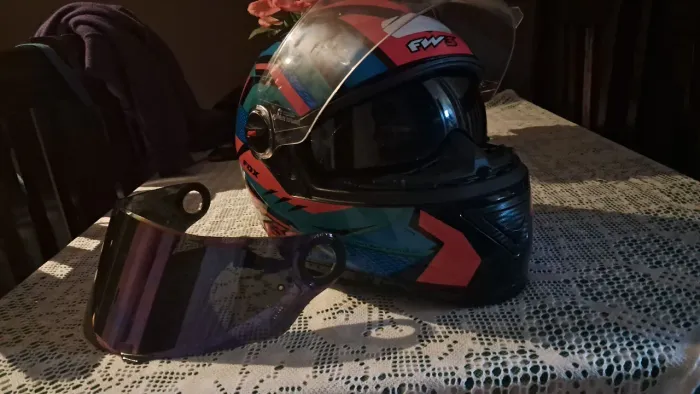 Capacete fw3, tamanho 58, acompanha duas viseiras