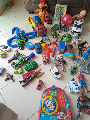 Lote de brinquedos menino