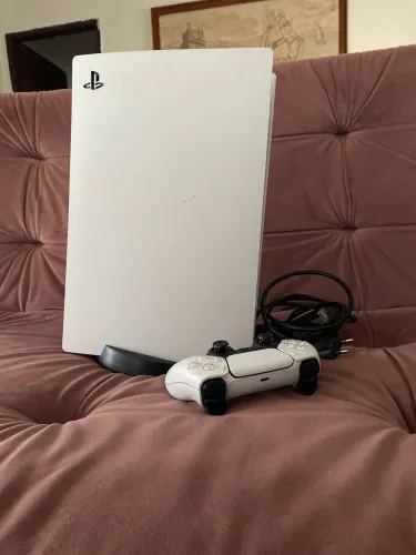 Vendo playstation 5 com um controle e jogos digitais.