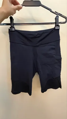 Short preto de academia com bolso