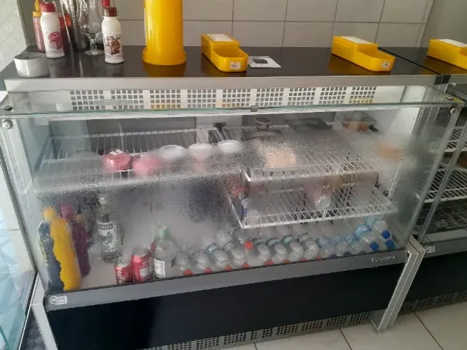 Refrigerador para bolos e refrigerantes 