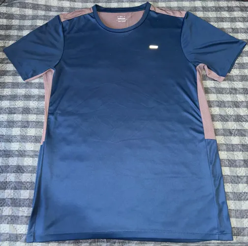 Camisa azul esportiva