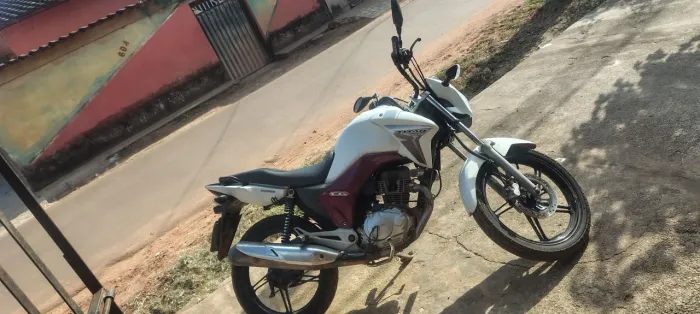 Vendo moto Honda muito conservada 