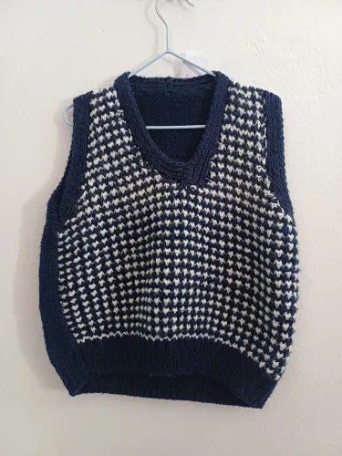Colete em tricô infantil, veste até tamanho 8. 