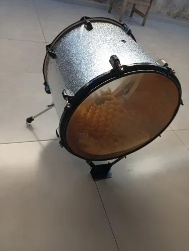 Surdo 16" convertido pra bumbo com pés e elevador.