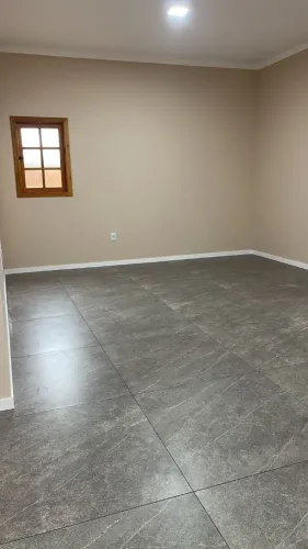 CASA NOVA A VENDA EM PEREIRAS . 3 QUARTOS SENDO 1 SUITE, GARAGEM PARA 3 CARROS COBERTA.