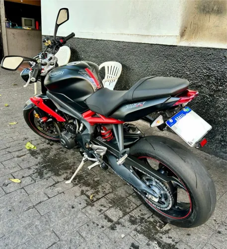Triumph Street Triple 675 R 2015