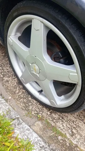 Esta é uma roda Volcano Axxis aro 17 prata i