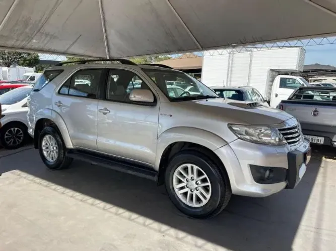 Toyota Hilux SW4 SRV D4-d 4X4 3.0 TDI Dies. AUT 2013