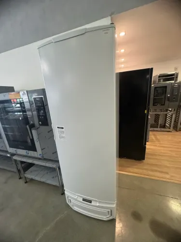 Freezer vertical porta sólida 575 litros Gelopar Novo