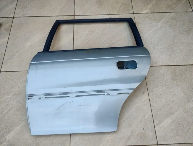 Portas e paralama dianteiro da GM Astra SW 95 lado esquerdo 