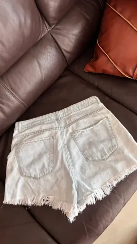 Vendo 3 bermudas lindas, seminova, com um tamanho P q pode servir pra quem veste M