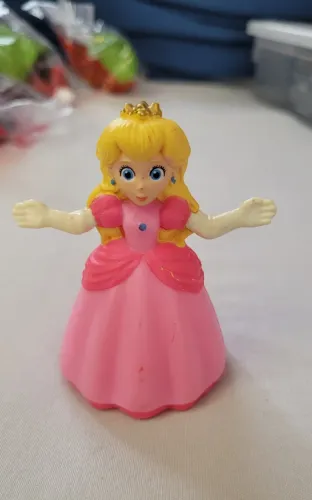 Lote Kit 2 Bonecos Yoshi e Princesa Peach Super Mario - McLanche Feliz