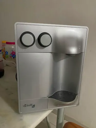 Bebedor gela água