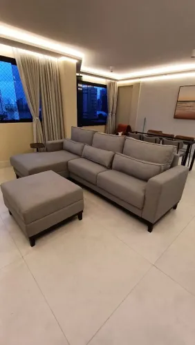 Sofá com chaise e pufe