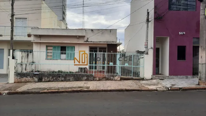 Imóvel à venda contendo 05 casas térreas construídas em terreno de 750m² localizada no Cen