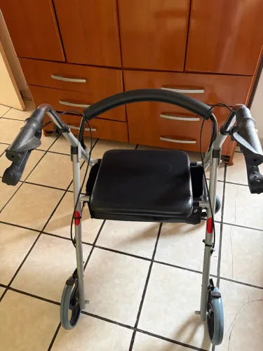Andador 4 rodas com assento