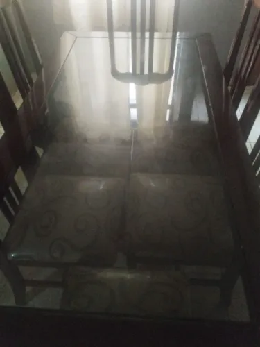 Mesa com vidro, acompanha as 6 cadeiras 