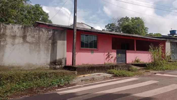 Casa localizada na Avenida das Elites