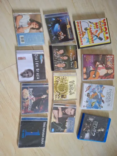 CDs e DVDs originais.