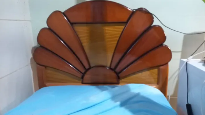 Vende cama de solteiro de madeira com gaveta