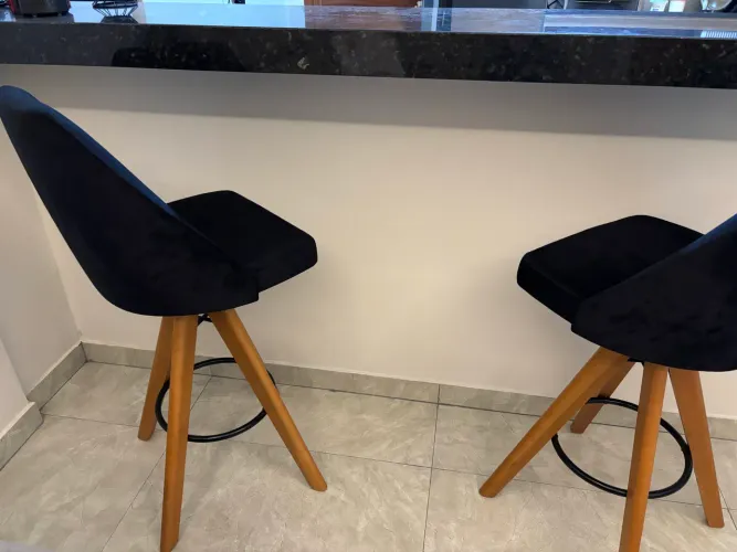 Par de banquetas premium em veludo e pé de madeira