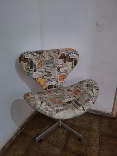 Poltrona Giratória Estilo Swan Estofada - Tecido Jornal Vintage - URGENTE!!!