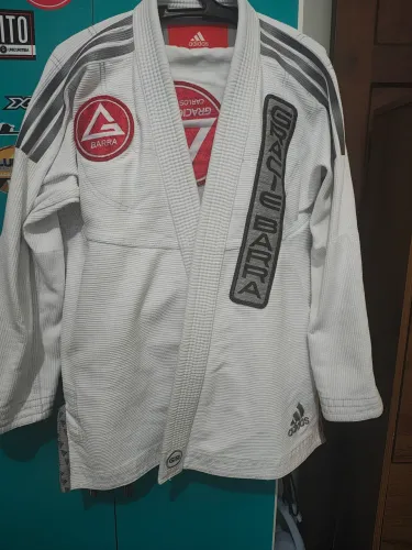 Kimono Gracie Barra Adidas A1 em perfeito estado