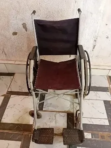 vende uma cadeira de banho e uma cadeira de rodas 