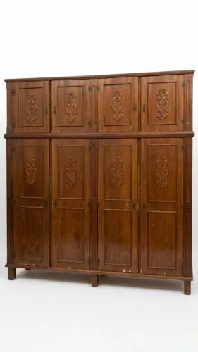 Guarda roupa "semi-antigo" em madeira trabalhada