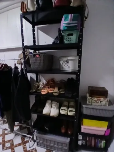Vendo estante de ferro com prateleiras ajustáveis preta
