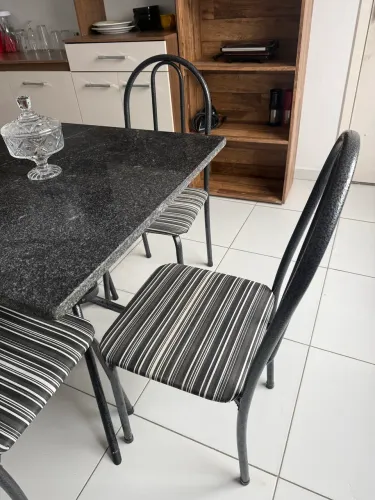 Mesa de cozinha com 4 cadeiras