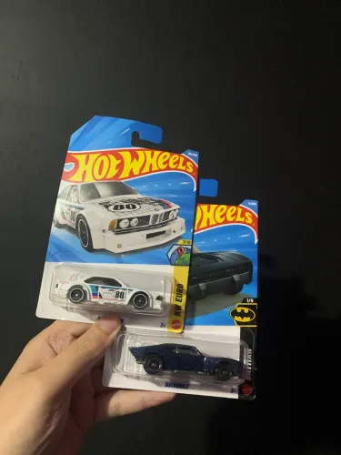 Hotwheels batmobile e bmw csi