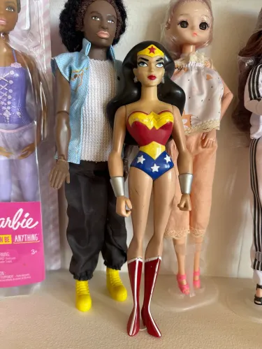 Boneca mulher maravilha usada em bom estado