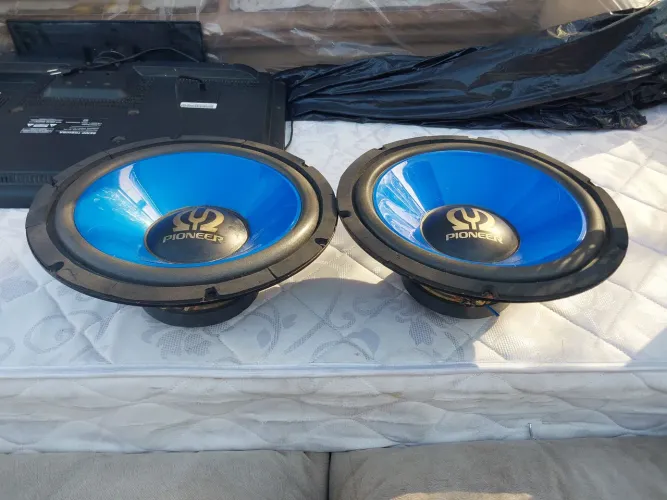 Vende-se par de autofalante Pionner 400w TS-W301F. Valor 350,00.