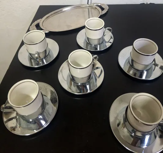 Conjunto de Xícaras com Pires + Bandeja<br>Vendo conjunto com 6 xícaras, 6 pires e 1 bandeja.