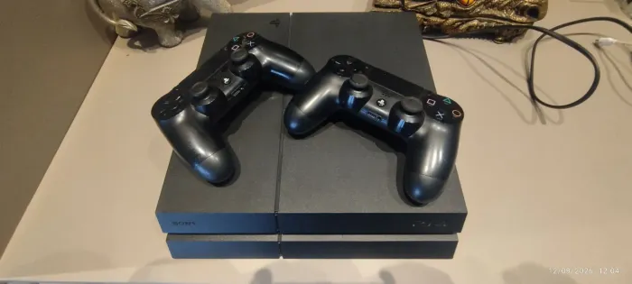 PS4 com 2 controles + 12 jogos